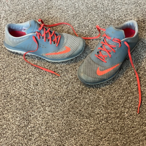 Nike shoes - Picture 1 of 2